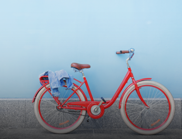 Fahrrad an der Wand angelehnt
